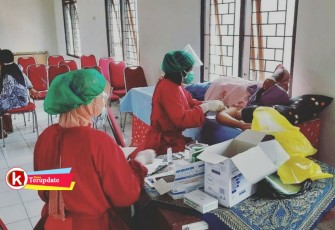 Petugas Kesehatan Saat Memberikan Pelayanan KB ke Peserta Baksos Implant dan KB (foto : Faisal NR / Klikwarta.com) 