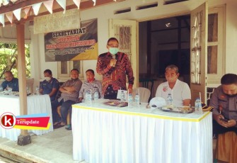 Wakil Ketua DPRD Kabupaten Blitar Abdul Munib (baju putih) di Acara Simulasi Pemungutan Suara Pilkada Tahun 2020 (foto : Faisal NR / Klikwarta.com) 