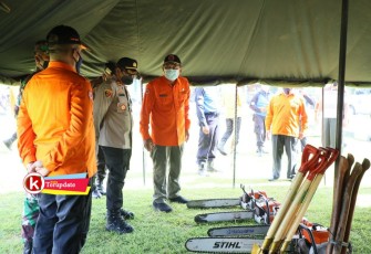 Pjs Bupati Blitar Budi Santosa (tiga dari kiri) Tinjau Piranti Antisipasi Bencana (foto : Faisal NR / Klik Warta) 
