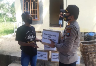 Kapolsek Gunung Kijang AKP Monang P Silalahi SH Berikan Bantuan Kepada Korban Kebakaran 