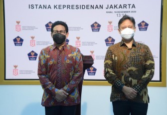 Ketua Satgas PEN Budi Gunadi Sadikin dan Menteri Desa Pembangunan Daerah Tertinggal dan Transmigrasi Republik Indonsia Abdul Halim Iskandar
