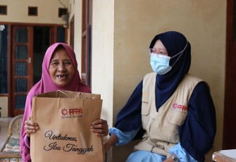 Momen Hari Ibu PPPA Daarul Quran Cirebon Bagikan BingkisanSpesial untuk Ibu Tangguh