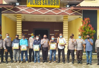 Foto Bersama Usai Pemberian Paket atau Bingkisan Kepada Insan Pers Dari Kapolres Samosir