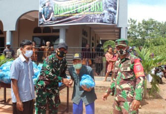Yonif 725/Woroagi Gelar Kerja Bakti dan Pembagian Sembako