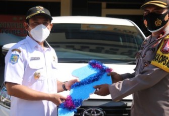 Wakil Walikota Bengkulu Dedy Wahyudi Saat Penyerahan Hibah Mobil di Mapolres Bengkulu