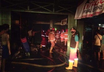 Diduga Karena Api Kompor Penggorengan Toko dan Warung Makan Terbakar 