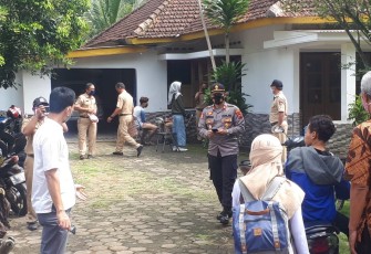 Polsek Singorojo Polres Kendal gelar operasi yustisi pendisiplinan dan penegakan protokol kesehatan cegah COVID-19 sesuai Inpres Nomor 6 tahun 2020 bertempat di depan Kecamatan Singorojo Kabupaten Kendal. (30/11/2020).