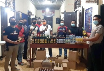 Kepolisian Sektor Limpung Polres Batangmenggelar Kegiatan Kepolisian Yang Ditingkatkan (KKYD) di wilayah Banyuputih dan Limpung. Terjaring ratusan botol minuman keras (Miras) berbagai jenis berhasil diamankan. Senin (30/11/2020)