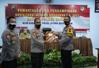 Wakapolres Kompol Made Ariawan Budaya saat kegiatan Pemantauan dan Pendampingan Sosialisasi Alokasi Anggaran T.A. 2021 Satker Polres Batang Oleh Ro Rena Polda Jateng  di Rupatama Mapolres Batang, Selasa (1/12/2020).