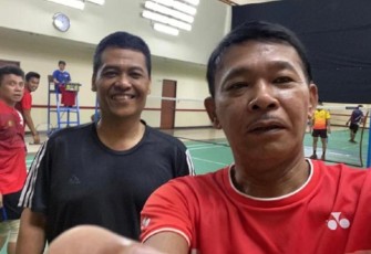 Kapolri Jenderal Polisi Idham Azis bersama  Kadiv Humas Polri, Irjen Argo Yuwono tersenyum ke arah kamera ponsel usai olahraga badminton. Selasa (1/12/2020).