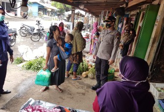 Polsek Cepiring melaksanakan operasi yustisi di pasar Trowong Kaliayu Cepiring. Rabu, 2/12/2020.