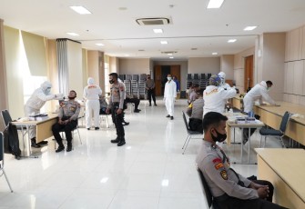 Polda Jawa Tengah gelar Apel dan Pemeriksaan kesehatan Swab Test Covid-19 untuk para Personel pengamanan Pilkada Serentak tahun 2020  pada tahap pemungutan suara. Pada hari ini (2/12/2020)