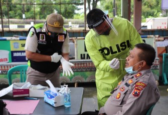 Polres Kendal melaksanakan Rapit Test dan Rapid Swab bagi Anggota Polres Kendal di lapangan tenis indoor Polres Kendal. Kamis, 3/12/2020.