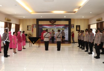 Kapolres Kendal AKBP Raphael Sandhy Cahya Priambodo, S.I.K memimpin upacara serah terima jabatan Wakapolres Kendal Kompol Sumiarta, S.H.,M.H kepada Kompol Donny Eko Listianto, S.H.,S.I.K.di ruang Aula Mapolres Kendal. Kamis, 3/10/2020.