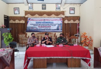 Ketua PPK Kecamatan Patean  adakan Rakor Pengelolaan dan Penanganan Logistik dalam Pilkada 2020 di Aula Kantor Kecamatan Patean. Jum'at, 4/12/2020.