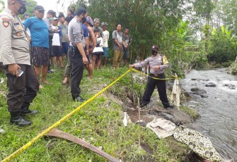 Seorang kakek bernama Raswan (70) warga Desa Dawuhan, Kecamatan Padamara, Kabupaten Purbalingga ditemukan meninggal dunia di sungai wilayah desa setempat, Jumat (4/12/2020).