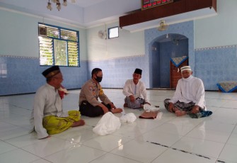 Bhabinkamtibmas Polsek Pegandon mengunjungi Takmir Masjid Jami Al Muttaqin Pegandon. Jum'at 4/12/2020.