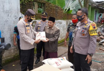AKBP Edwin Louis Sengka menyambangi rumah Solikhin korban musibah kebakaran. Jumat (4/11/2020).