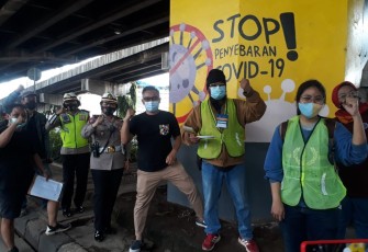Kasat Lantas Restro Jakarta Timur Kompol Telly Bahute melaksanakan Kegiatan penyuluhan kepada para pelukis Seni Mural Edukasi Covid-19 di depan kantor proyek becakayu dan di sepanjang jalan Di Panjaitan dan jalan Ahmad Yani Jakarta Timur Sabtu 05 Desember 2020