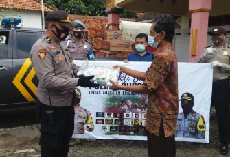 Lintas Angkatan Brigadir Polres Purbalingga menggelar bakti sosial (Baksos) untuk korban bencana alam. Kegiatan dilaksanakan dengan memberikan bantuan di seluruh wilayah tedampak bencana alam, Minggu (6/12/2020).