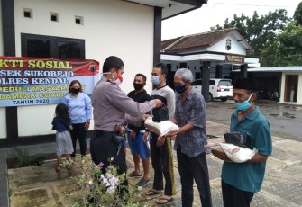 IPTU Sugeng SH Beserta Anggota Jajarannya Polsek Sukorejo Melaksanakan Baksos di depan Mapolsek