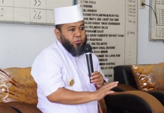 Walikota Bengkulu Helmi Hasan Saat Menyalurkan Bantuan Operasional (BOp) dan Seragam Batik Gratis di Kelurahan Kebun Kenanga