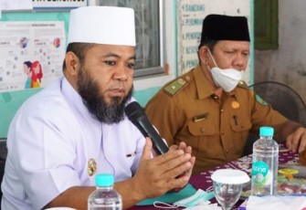 Walikota Bengkulu Helmi Hasan Saat Menyalurkan Bantuan Operasional dan Seragam Batik Gratis Untuk Tokoh Masyarakat dan Tokoh Agama di Kelurahan Pondok Besi