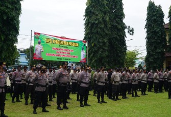 Polres Purbalingga Melaksanakan Apel Pergeseran Pasukan Pengamanan Tahap Pemungutan Suara di Halaman Mapolres Purbalingga 