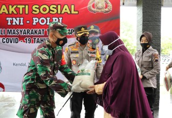 Polres Kendal dan TNI Melaksanakan Kegiatan Bakti Sosial Peduli Masyarakat Terdampak Covid-19