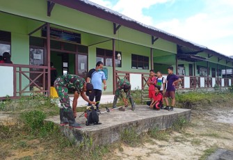 Satuan Tugas Pengamanan Perbatasan (Satgas Pamtas) RI-Malaysia Yonif 407/Padmakusuma melaksanakan Karya Bhakti Pembersihan dan Penyemprotan Disinfektan Disekolah