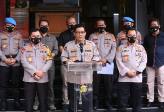 Kabareskrim Polri Komjen Listyo Sigit Prabowo mengungkapkan bahwa dari hasil penyidikan sementara ditemukan fakta bahwa adanya penggunaan senjata api (senpi) dan senjata tajam (sajam) di kasus penembakan laskar FPI yang melawan petugas di Tol Jakarta-Cikampek dalam jumpa pers di Polda Metro Jaya Kamis (10/12/2020).   