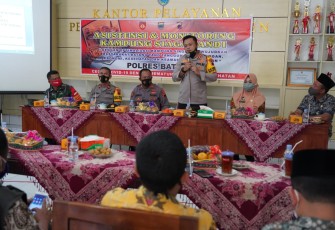 Kapolres Barang AKBP Edwin Louis Sengka Bersama Pejabat Utama (PJU) Polres Batang Ketika Melaksanakan Kunjungan ke Kampung Siaga Candi Desa Plelen 