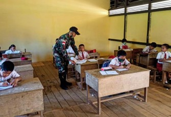 Satgas Pamtas RI-Malaysia Pos Kampung Jasa Yonif 407/PK Diberi Kepercayaan Untuk membantu menjadi pengawas UAS di SDN 02 Jasa Dusun Wakampuh Desa Jasa Kecamatan Ketungau Hulu Kabupaten Sintang