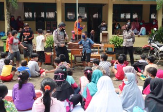 Polisi dari Satlantas Polres Purbalingga Memberikan Trauma Healing Bagi Anak-anak Korban Bencana Alam 