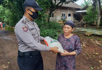 Jajaran Kepolisian Sektor (Polsek) Limpung Polres Batang Menyalurkan Bantuan Beras Dari Mabes Polri Untuk Warga Kurang Mampu Terdampak Covid-19 