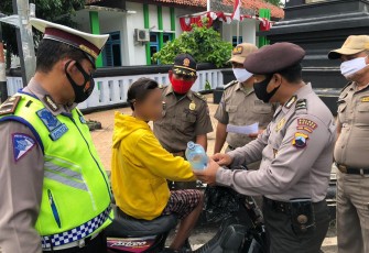 Operasi Yustisi yang digelar Personel gabungan dari Kepolisian Resor (Polres) Batang dan Satuan Polisi Pamong Praja kabupaten Batang mendapati seorang pengendara sepeda motor yang membawa minuman keras yang dimasukan dalam botol bekas air mineral Senin (14/12/2020)    