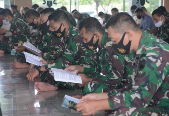 Para prajurit dan PNS Kodam IV/Diponegoro menggelar Doa Bersama di Masjid Al Firdaus, kompleks Makodam IV/Diponegoro, Jl. Perintis Kemerdekaan, Watugong, Selasa, (15/12).