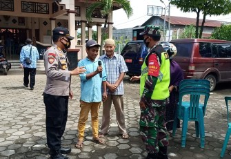 Forkompimcam Ringinarum melaksanakan Operasi Yustisi di Pertigaan Desa Caruban Kecamatan Ringinarum  Kabupaten Kendal. Kamis, 17/12/2020