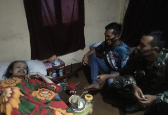 Sertu Heri R Selaku Pembina Relawan Satria Elang Berikan Donasi