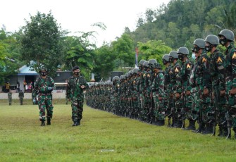 Danrem 072/Pamungkas Brigjen TNI I.B. Setiawan S.I.P. M.M menghadiri Upacara  Penutupan Latihan Napak Tilas  Rute Gerilya Panglima Besar Jenderal Sudirman (RPS) Prajurit Taruna Akademi TNI Tingkat I Tp. 2020/2021 bertempat di Lapangan Desa Bedoyo, Kecamatan Ponjong, Gunungkidul, Daerah Istimewa Yogyakarta. Minggu, (20/12/2020).