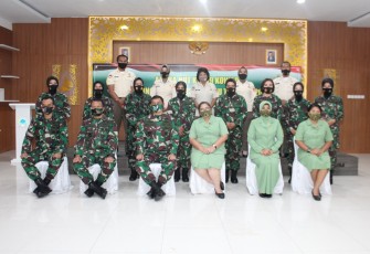 Danrem 072/PMK Brigjen TNI Ibnu Bintang Setiawan, S.I.P, M.M dan ibu Ketua Persit KCK Koorcab Rem 072 PD IV/Diponegoro ibu Christine Bintang mengikuti acara memperingati HUT ke 59 Kowad, peringatan ke 92 Hari Ibu Tahun 2020, Launching Smart Campus Unhani, Brilink dan Pertashop dengan Pimpinan  Kasad Jenderal TNI Andika Perkasa, S.E, M.A, M.Sc, M.Phil, Ph.D secara  Virtual di Ruang Manunggal Makorem 072/PMK. Selasa (22/12/2020)