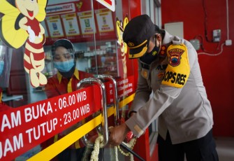 Kapolres Batang AKBP Edwin Louis Sengka Usai Membuka Sekaligus Membeli Beberapa Produk di Bhayangkara Mart
