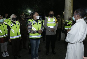 Kapolres Batang AKBP Edwin Louis Sengka bersama Forum Koordinasi Pimpinan Daerah (Forkopimda) Kabupaten Batang memantau situasi perayaan malam Natal.Kamis (24/12/2020).