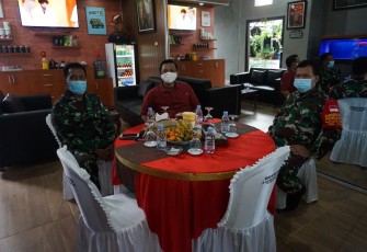 Dandim 0736/Batang Letkol Arh Yan Eka Putra Mengunjungi Kediaman Kapolres Batang 