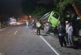 Foto truk tronton tabrak pohon mahoni depan Kantor Dinas Kesehatan kenagarian aia manggih Kecamatan Lubuk Sikaping Kabupaten Pasaman sekira pukul 04.20 (27/12/2020)
