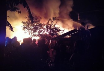 Sebuah Gudang Penyimpanan Barang Gagangan Berupa Alat Rumah Tangga Terbuat Dari Plastik Kayu dan Logam Stainless Tteel Yang Terletak Dukuh Kemiri Desa Kepuh kecamatan Limpung kabupaten Batang Ludes Terbakar