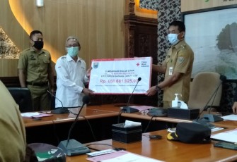 Ketua DPRD Kabupaten Batang Maulana Yusup Secara Resmi Menutup Gerakan Pengumpulan Bulan Dana PMI Tahun 2020 