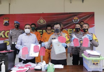 Kapolres Batang AKBP Edwin Louis Sengka  saat konferensi pers, Rabu (30/12/2020).