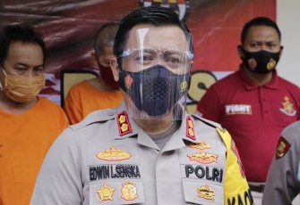 Kapolres Batang AKBP Edwin Louis Sengka saat menggelar konferensi pers di Mapolres, Rabu (30/12/2020).