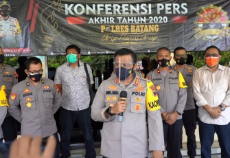Kapolres Batang saat konferensi pers, di halaman Mapolres Batang, Kamis (31/12/2020).